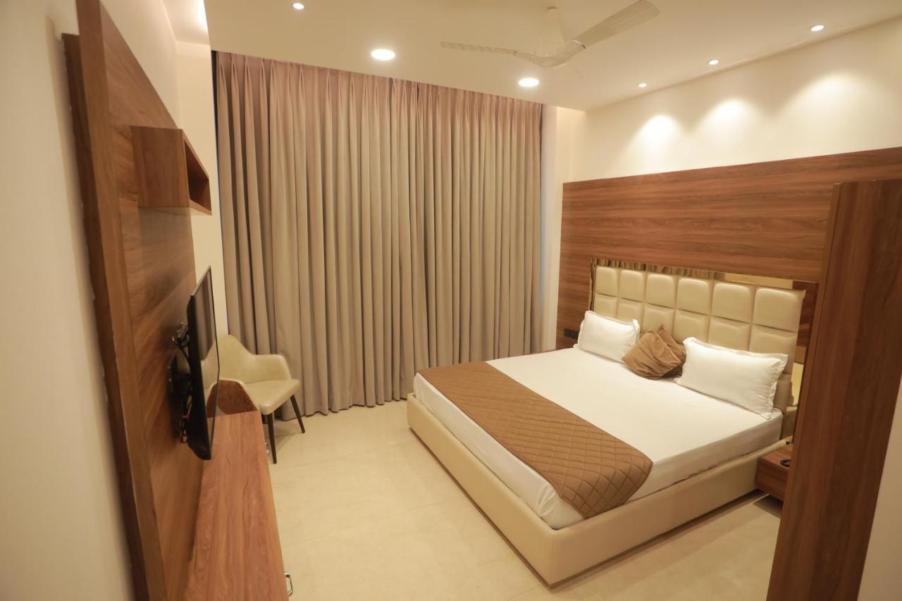 Ovel Hotel Ludhiana Værelse billede
