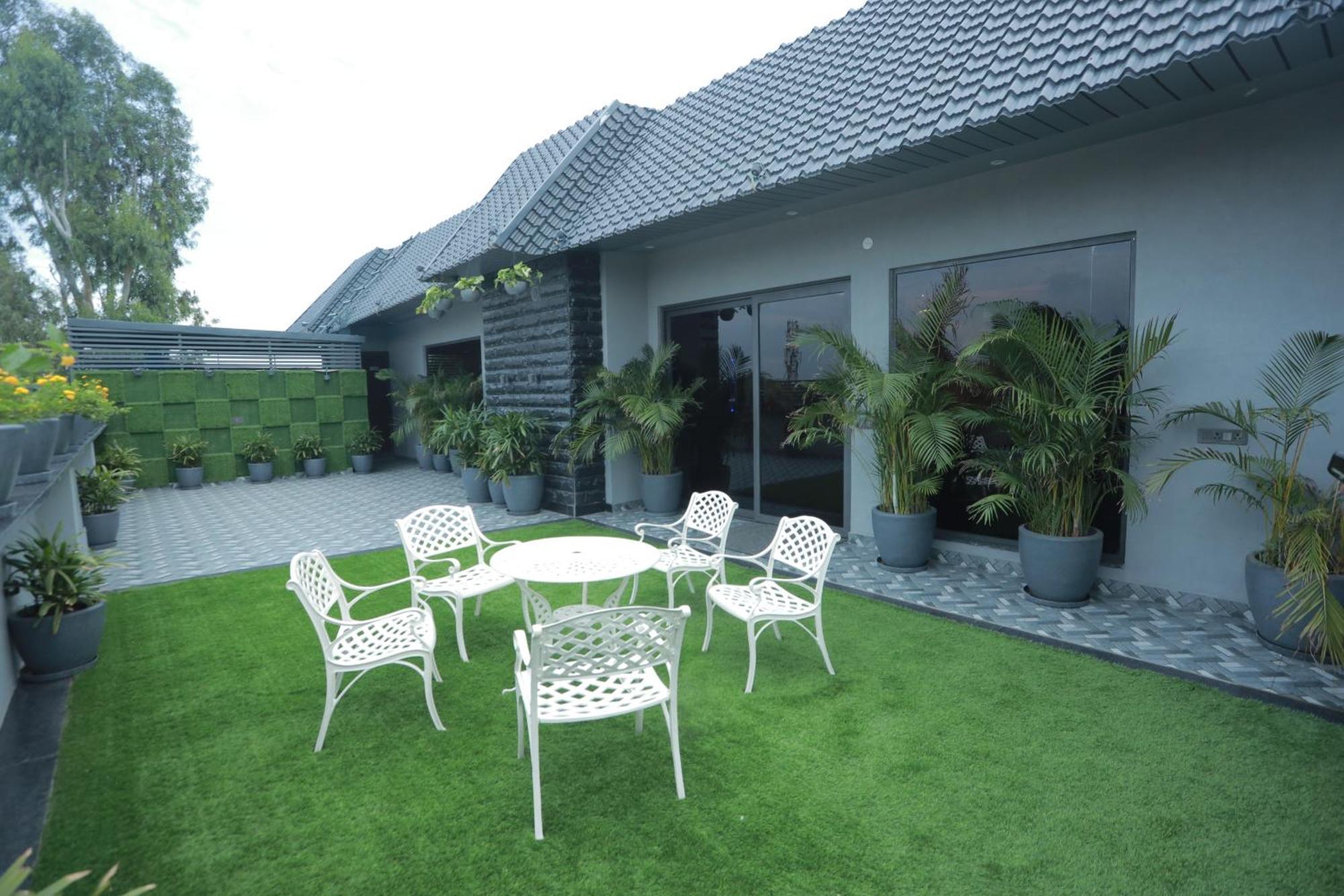 Ovel Hotel Ludhiana Værelse billede